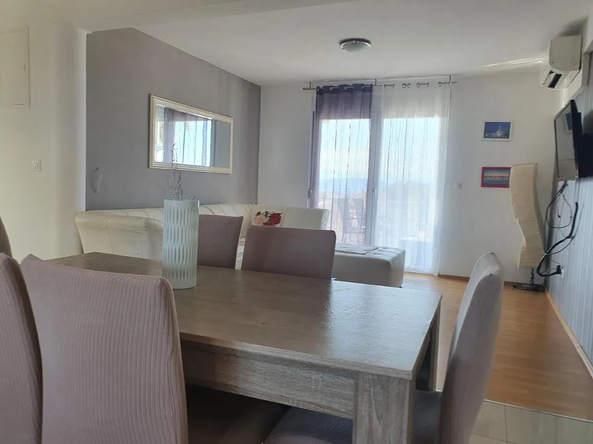 Cozy Two-Bedroom Apartment Ζαντάρ